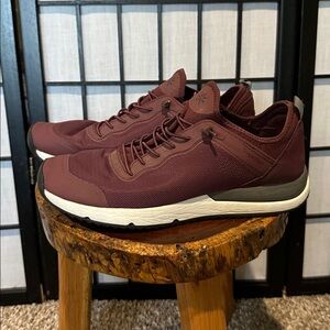 TropicFeel Men’s Sneakers Maroon Turquoise Interior Like New, Size 10